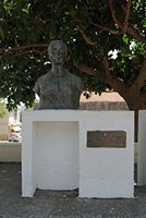 Le village de Kritsa en Crète. Le buste de Kritsotopoula. Cliquer pour agrandir l'image.
