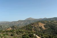 Le village de Marathos en Crète. Le mont Vassilikon vu depuis l'ancienne route nationale entre Marathos et Damasta. Cliquer pour agrandir l'image.