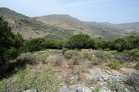 Le village de Néapolis en Crète. Vue depuis les ruines de la cité antique de Dréros. Cliquer pour agrandir l'image.