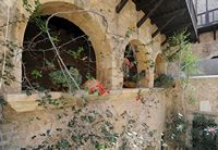 Le village de Palékastro en Crète. L'arcade du cloître du monastère du Toplou. Cliquer pour agrandir l'image.