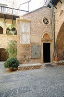 Le village de Palékastro en Crète. Le catholicon du monastère du Toplou. Cliquer pour agrandir l'image.