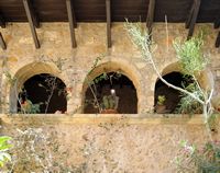 Le village de Palékastro en Crète. L'arcade du cloître du monastère du Toplou. Cliquer pour agrandir l'image.