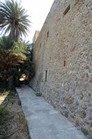 Le village de Palékastro en Crète. Muraille du monastère du Toplou. Cliquer pour agrandir l'image.
