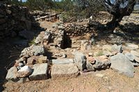 Le village de Palékastro en Crète. Îlot C du site archéologique de Roussolakkos. Cliquer pour agrandir l'image.