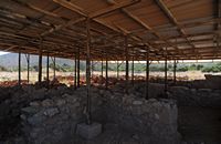 Le village de Palékastro en Crète. Le bâtiment 5 du site archéologique de Roussolakkos. Cliquer pour agrandir l'image.