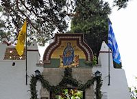 Le village de Paleokastrítsa à Corfou. L'entrée du monastère. Cliquer pour agrandir l'image.