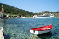 Puerto de Panormitis sobre la isla de Symi. Haga clic para ampliar la imagen.