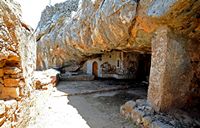 La presqu’île de l’Akrotiri en Crète. L'ermitage de la grotte de l'Arkoudia. Cliquer pour agrandir l'image.