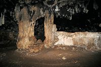 La presqu’île de l’Akrotiri en Crète. La grotte d'Arkoudiotissa. Cliquer pour agrandir l'image.