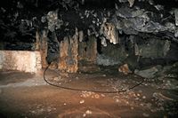 La presqu’île de l’Akrotiri en Crète. La grotte d'Arkoudiotissa. Cliquer pour agrandir l'image.