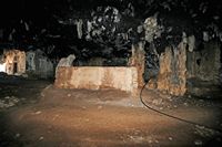 La presqu’île de l’Akrotiri en Crète. La grotte d'Arkoudiotissa. Cliquer pour agrandir l'image.