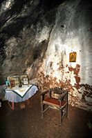 La presqu’île de l’Akrotiri en Crète. Chapelle de la grotte d'Arkoudiotissa. Cliquer pour agrandir l'image.