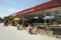 La presqu’île de l’Akrotiri en Crète. La taverne Chez Mama à Stavros. Cliquer pour agrandir l'image.