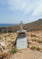 La presqu’île de l’Akrotiri en Crète. Mémorial près des ports de Satan (Seitan Limani). Cliquer pour agrandir l'image.