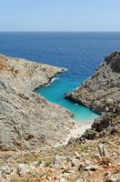 La presqu’île de l’Akrotiri en Crète. Une calanques des ports sataniques (Seitan Limani). Cliquer pour agrandir l'image.
