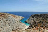 La presqu’île de l’Akrotiri en Crète. Une calanques des ports sataniques (Seitan Limani). Cliquer pour agrandir l'image.