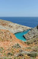 La presqu’île de l’Akrotiri en Crète. Une calanques des ports sataniques (Seitan Limani). Cliquer pour agrandir l'image.