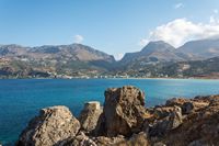 Le village de Plakias en Crète. Plakias et les gorges de Kotsifos (auteur Uoaei1). Cliquer pour agrandir l'image.
