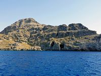 Le village de Plakias en Crète. Les tunnels de chargement du lignite sur le cap Kakomouri (auteur Olaf Tausch). Cliquer pour agrandir l'image.