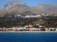 Le village de Plakias en Crète. Le versant sud du mont Kouroupa et Myrthios vus depuis Plakias (auteur Olaf Tausch). Cliquer pour agrandir l'image.