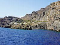 Le village de Plakias en Crète. Le fjord des Pirates et l'hôtel Kalypso sur le promontoire de Plakias (auteur Olaf Tausch). Cliquer pour agrandir l'image.