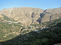 Le village de Plakias en Crète. Le mont Kryoneritis (auteur Lourakis). Cliquer pour agrandir l'image.