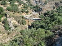 Le village de Plakias en Crète. Le vieux pont entre Kato Rodakino et Ano Rodakino (auteur Olaf Tausch). Cliquer pour agrandir l'image.