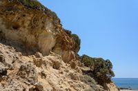 Le village de Plakias en Crète. La falaise de grès sur la plage d'Agia Marina à Rodakino (auteur Uoaei1). Cliquer pour agrandir l'image.