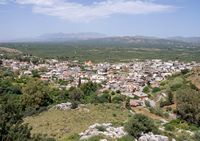 Le village de Pyrgos en Crète. Le village et la plaine de la Messara (auteur C. Messier). Cliquer pour agrandir l'image.