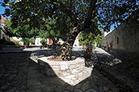 Le village de Thrapsano en Crète. Cour du monastère d'Agarathos. Cliquer pour agrandir l'image.
