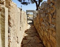 Le village de Tylissos en Crète. Couloir A-A de la villa C (auteur Olaf Tausch). Cliquer pour agrandir l'image.