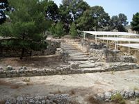 Le village de Tympaki en Crète. L'escalier et la rampe de la Mer de la villa d'Agia Triada (auteur Olaf Tausch). Cliquer pour agrandir l'image.