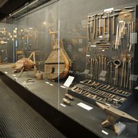 Le village de Tympaki en Crète. Outils de forge au Musée d'ethnologie crétoise à Vori. Cliquer pour agrandir l'image.