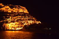 Le village de Tympaki en Crète. La falaise de Matala illuminée (auteur Nikolaos Alexopoulos). Cliquer pour agrandir l'image.