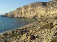 Le village de Tympaki en Crète. La plage rouge à Matala (auteur Pascal Mullon). Cliquer pour agrandir l'image.