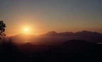 Deitar de sol à Zia sobre a ilha de Kos (autor Hihawai). Clicar para ampliar a imagem.