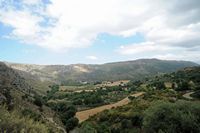 La ville de Réthymnon en Crète. La vallée de la rivière de Platanias vue depuis Myrthios. Cliquer pour agrandir l'image.