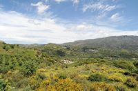 La ville d’Agia Fotini en Crète. Le village de Genna, avec Thronos en arrière-plan, vu depuis la route de Meronas. Cliquer pour agrandir l'image.