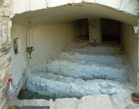 La ville d'Agioi Déka en Crète. Entrée du tombeau des Dix Saints (auteur Zde). Cliquer pour agrandir l'image.