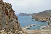 La ville d'Agioi Déka en Crète. Le port et la plage de Loutra à Lendas (auteur Marc Ryckaert). Cliquer pour agrandir l'image.