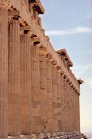 La ville d’Athènes en Grèce. Colonnade du Parthénon sur l'Acropole. Cliquer pour agrandir l'image.