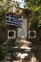 La ville d'Évangélismos en Crète. Monument aux héros de la résistance nationale à Amariano. Cliquer pour agrandir l'image.