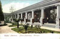 L’Achilleion, le palais de Sissi à Corfou. Le péristyle des Muses au début du 20e siècle (carte postale). Cliquer pour agrandir l'image.