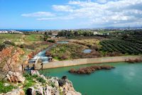 La ville de Gazi en Crète. Le barrage de la source de l'Almyros (auteur Géoparc du Psiloritis). Cliquer pour agrandir l'image.