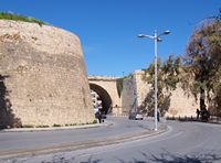 Les fortifications d’Héraklion en Crète. Un orillon du bastion de Panigra et la nouvelle Porte de La Canée (auteur C. Messier). Cliquer pour agrandir l'image.