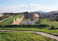 Les fortifications d’Héraklion en Crète. Le bastion de Panigra vu depuis le bastion Saint-André (auteur C. Messier). Cliquer pour agrandir l'image.