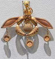 Le Musée archéologique d’Héraklion en Crète. Pendentif aux abeilles d'or (1800-1700 avant JC) du site de Cnossos (auteur Cayambe). Cliquer pour agrandir l'image.
