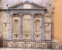 L'ouest de la ville d’Héraklion en Crète. La fontaine de Priuli (auteur C. Messier). Cliquer pour agrandir l'image.