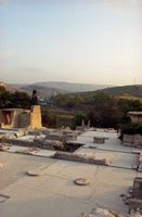 Le palais de Cnossos à Héraklion en Crète. Le sud de la cour centrale et les cornes de la consécration. Cliquer pour agrandir l'image.
