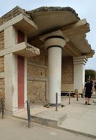 Le palais de Cnossos à Héraklion en Crète. Le propylée du sud. Cliquer pour agrandir l'image.